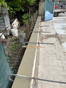 Photo de galerie - Préparation d’un mur de clôture agglo plus arase 