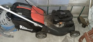 Photo de galerie - Tondeuse à gazon avec bac ou bouchon de broyage. 