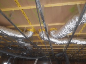 Photo de galerie - Tirage de gaines pour réseau électrique et pose des gaines de la pompe à chaleur dans vide technique en plafond