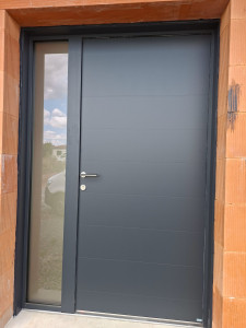 Photo de galerie - Pose porte d'entrée tiercé 