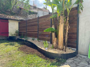 Photo de galerie - Pose de clôture alu/bois et aménagement d’un massif avec bordure en acier Corten