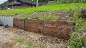 Photo de galerie - Création d'un mur de soubassement avec poutre de chemin de fer + IPN 