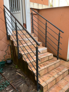 Photo de galerie - Montage de gardes corps escalier 