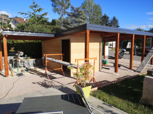 Photo de galerie - Abris voiture en taule bac acier + local fermé 