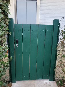 Photo de galerie - Fabrication et pose d'un portillon sur mesure et d'une clôture grillagé pour une petite terrasse