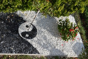 Photo de galerie - Pose de bordure aluminium et d'un yin yang décoratif dans un massif