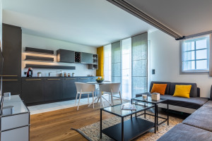 Photo de galerie - Rénovation de cet espace de vie avec pose de la cuisine, du parquet, des luminaires, montage du mobilier et travaux de peinture. Une réalisation soignée, avec un chantier propre et des finitions de qualité.