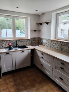 Photo de galerie - Pose d'une cuisine avec modification de la plomberie et l'électricité.. 