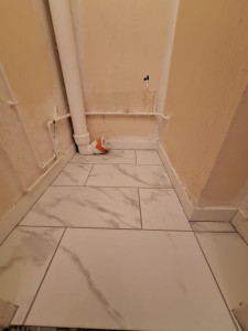 Photo de galerie - Pose de carrelage avec plinthe