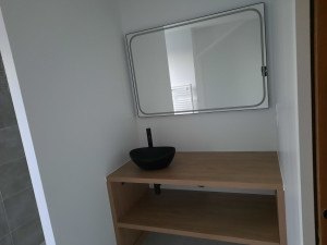 Photo de galerie - Montage meuble sur mesure avec pose miroir et vasque