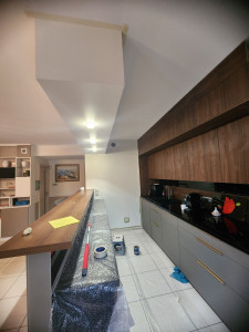 Photo de galerie - Protection du mobilier ainsi que le plafond avant application peinture couleur