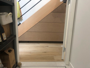 Photo de galerie - Agencement d’un meuble sous un escalier sur mesure avec 4 tiroirs