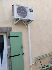 Photo de galerie - Pose d'un monosplit mitsubishi AY , climatisation de très bonnes qualités.
