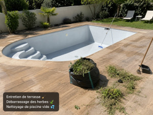 Photo de galerie - Entretien de terrasse débarrassage des herbes nettoyage piscine vide 