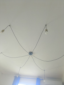 Photo de galerie - Pose d'un lustre araignée 