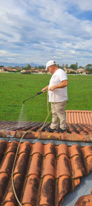 Photo de galerie - Passage d'un produit nettoyant pour toiture 