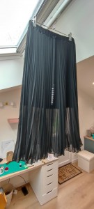 Photo de galerie - Ourlet de jupe plissée, réalisé avec un point burdon.  Cliente allo voisin 