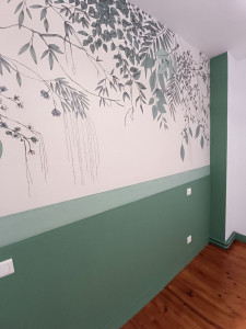 Photo de galerie - Embellissement d'un mur d'une chambre parentale (pose d'un papier peint panoramique + création d'un soubassement en peinture de deux teintes différentes)