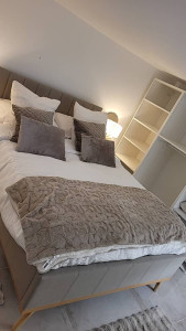 Photo de galerie - Mise en valeur du lit avec une décoration soignée pour offrir une touche élégante et un accueil chaleureux aux voyageurs.