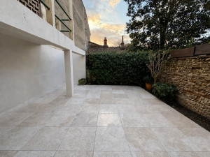 Photo de galerie - Ancienne terrasse bois transformée par la pose de dalles sur plots ✨