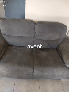 Photo de galerie - Nettoyage complet de canapé avec traitement des taches et désinfection pour un résultat propre et rafraîchi