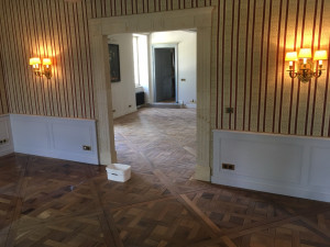 Photo de galerie - Pose et vitrification de pano Versailles en chêne chauffé massif 