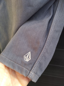 Photo de galerie - Transformation d'un jean - à l'origine un Pantalon blanc, long, mais avec quelques tâches ?) en Jort / baggy short.
Teinture et recoupe, pour repartir sur un modèle tendance.