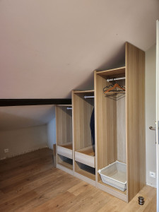 Photo de galerie - Montage et ajustement de 3 caissons bois mélamine. installation penderie, tiroir et panier.