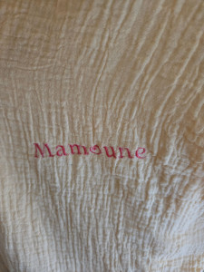 Photo de galerie - Broderie sur robe de chambre d été
