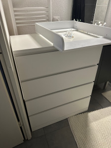 Photo de galerie - Meuble de salle de bain IKEA et table à langer