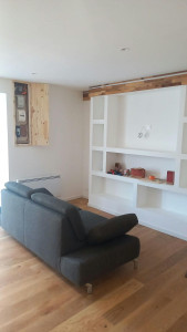 Photo de galerie - Meuble TV terminé avec une corniche autour en bois avec ruban led intégré 