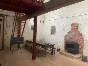 Photo de galerie - Remise à neuf d’une ancienne grange, création mezzanine, création sole plus arrière en brique pour poêle, parquet, poteaux en chêne taillés et posé sous charpente.