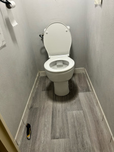 Photo de galerie - Réfection totale des wc avec changement de celui-ci plus pose d’un revêtement ainsi que la salle de bains. 