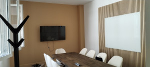 Photo de galerie - Peinture, habillage du mur avec des panneaux acoustiques, pose de tableaux, tv, table, chaises, tapis.