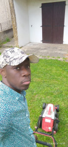 Photo de galerie - Au printemps dernier, je suis entrain de faire la tonte à Saint-Chamond chez un particulier.