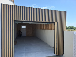 Photo de galerie - Extension garage hors d’eau hors’d’air.
toit plat 

bardage alu 
porte de garage 
porte de service
