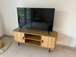 Photo de galerie - Meuble télé aux portes coulissantes tout en bois