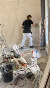 Photo de galerie - Ratissage complet d'un mur en mauvais état. 
application d'enduit traditionnelle pour un rendu optimal et durable pour le client. 