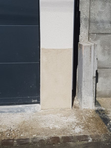 Photo de galerie - Pose de l'enduit grattée