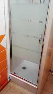 Photo de galerie - Réfection cabine  de douche casse ancien 
 receveur et pose d'un nouveau avec , panneau pvc ,et porte  dans un gîte.