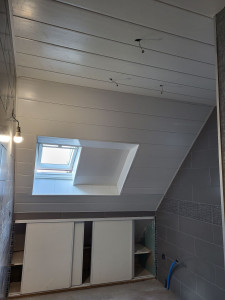 Photo de galerie - Photo après le chantier. Pose de pvc au mur, faïence, installation de placard...