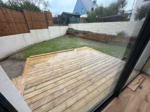 Photo de galerie - Voici une terrasse en bois sur pilotis 