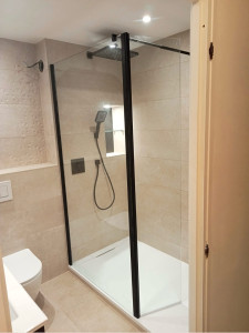 Photo de galerie - Pose bâti-support, colonne de douche encastrée, bac à douche et parois de douche 