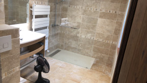 Photo de galerie - Rénovation complète de cette salle de bain en travertin 
