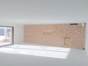 Photo de galerie - Maçonnerie pierres sèches en intérieur avec niches réaliser avec de vieux jambages trouvé sur le chantier du client.