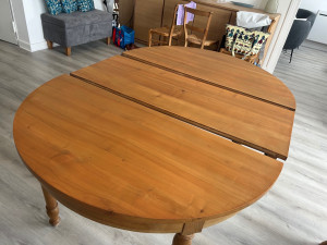 Photo de galerie - Une belle transformation pour cette table, avec un bon ponçage, puis un vernis de la bonne teinte.