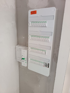 Photo de galerie - Réalisation d'une mise aux normes complète avec la pose d'un tableau électrique Schneider Electric haute sécurité et son coffret de comptage/coupure.