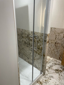 Photo de galerie - Pose bac à douche et porte de douche 