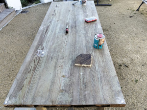 Photo de galerie - Restauration d'une table en chêne resté dehors avant ponçage 
