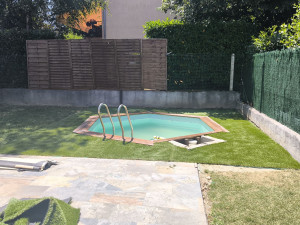 Photo de galerie - Pose d'une pelouse synthétique autour d'une piscine.